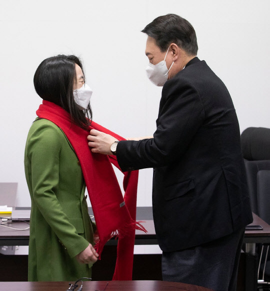 신지예 새시대준비위원회 수석부위원장에게 빨간 목도리 걸어주는 윤석열 후보. 연합뉴스